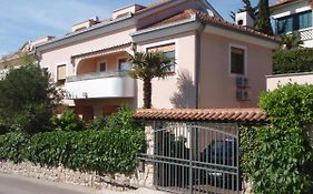 Apartments 30 M From The Beach
